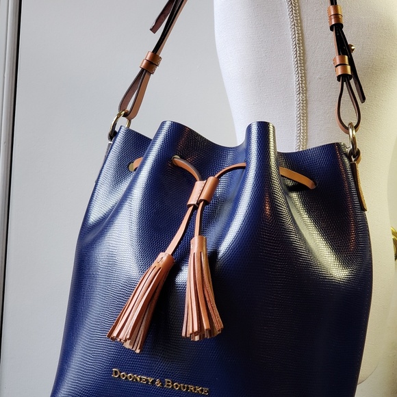 Dooney & Bourke Handbags - Dooney and Bourke large Serena bag with wristlet